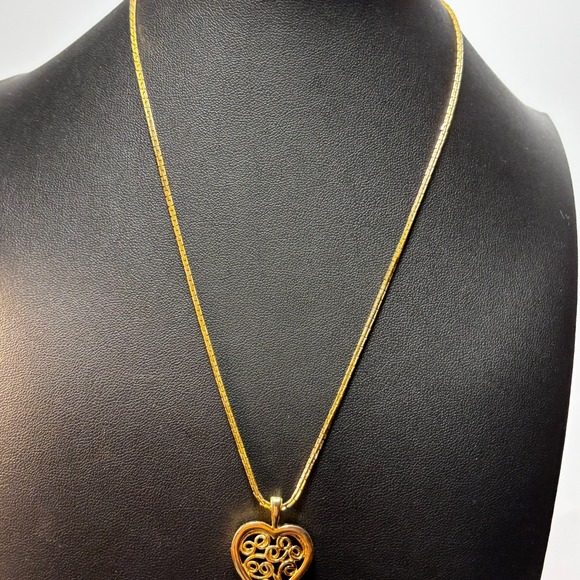 The Unbranded Brand Jewelry - Pendant Necklace Gold Tone Delicate Filigree Heart‎ Pendant